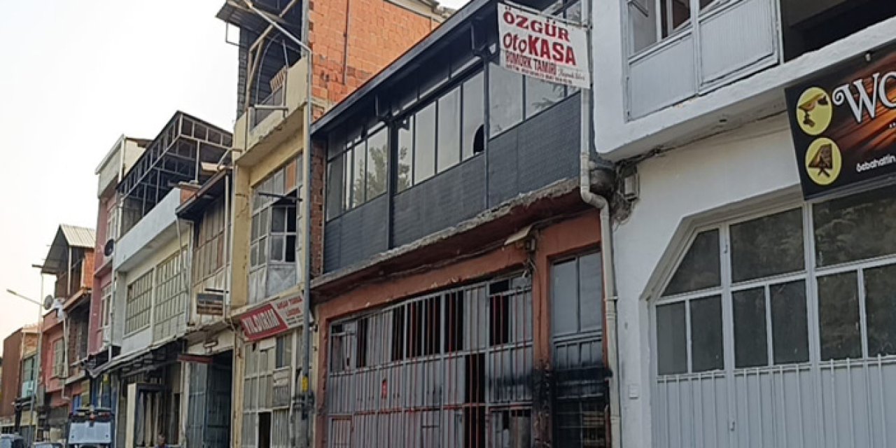 İnegöl’de Çatı Çöktü: Güvercin Beslemek İsterken 5 Metreden Düştü
