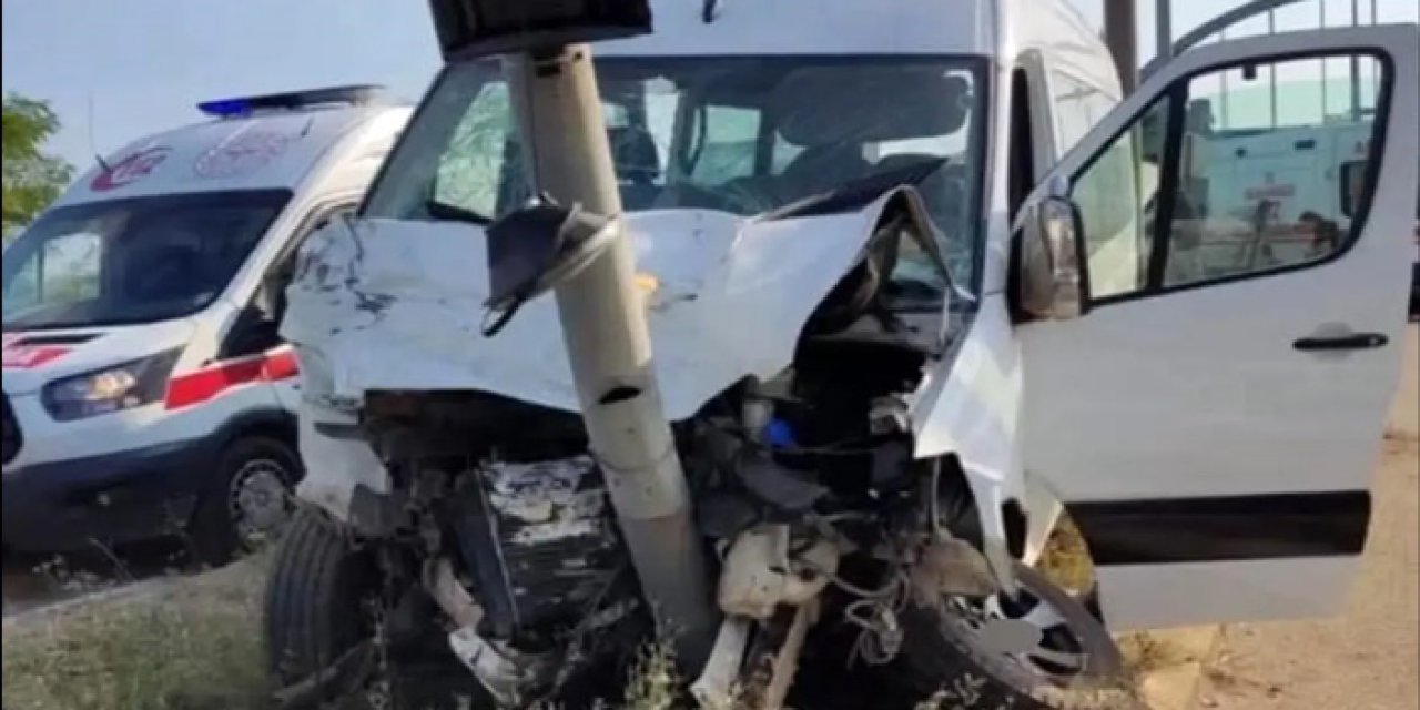 Giresun’da Minibüs ile Otomobil Çarpıştı: 13 Kişi Yaralandı