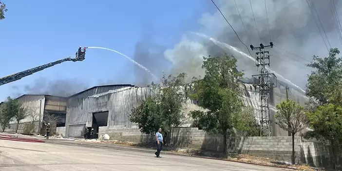 Gaziantep’te halı fabrikasının deposunda yangın çıktı