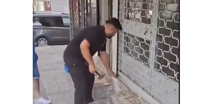 Bağcılar’da Film Gibi Olay: Çalınan telefonunun sinyalini takip etti, dükkanın camını kırıp içeri girdi