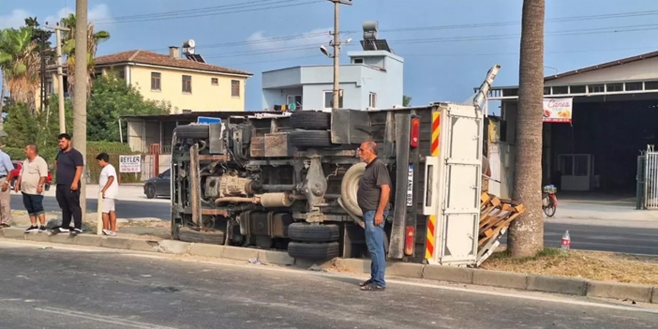 Mersin Tarsus’ta Kamyonet ile Otomobil Çarpıştı: 3 Kişi Yaralandı