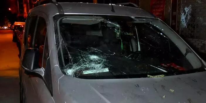 Güngören’de sinir krizi geçiren kadın eşyaları pencereden attı: 2 araç zarar gördü