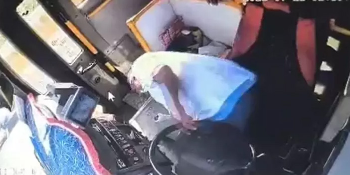 Direksiyon başında hayatını kaybetti, yolcu faciayı önledi