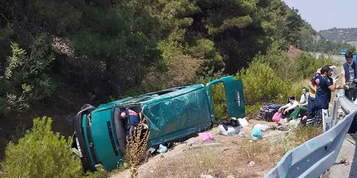 Sivas Koyulhisar’da minibüs devrildi: 13 kişi yaralandı