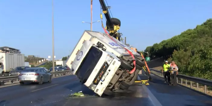 Başakşehir’de kamyonet devrildi, TEM Otoyolu’nda trafik felç oldu