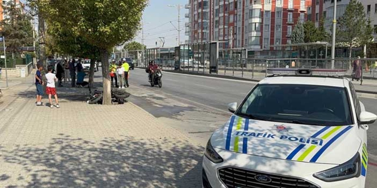 Motosiklet, bisiklete ve ağaca çarptı: 2 ölü