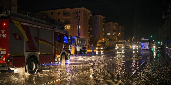 Polatlı’da sağanak etkili oldu: Araçlar sele kapıldı, yol ulaşıma kapandı