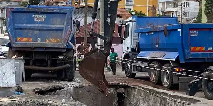 Kocaeli'de yol çöktü, hafriyat kamyonu çukura düştü