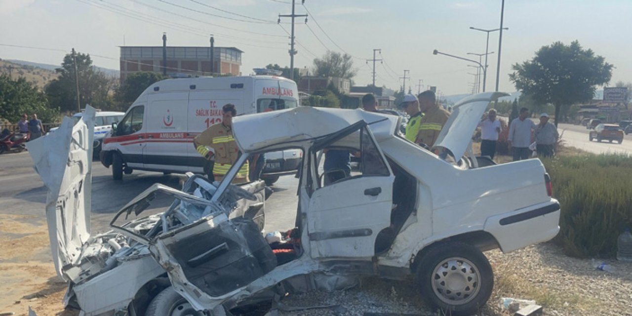 Manisa'da Feci Kaza: Otobüsle Çarpışan Otomobilde Karı-Koca Hayatını Kaybetti