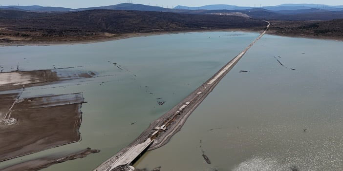 Barajdaki su seviyesi düşüşü eski İzmir-Çeşme karayolunu ortaya çıkardı