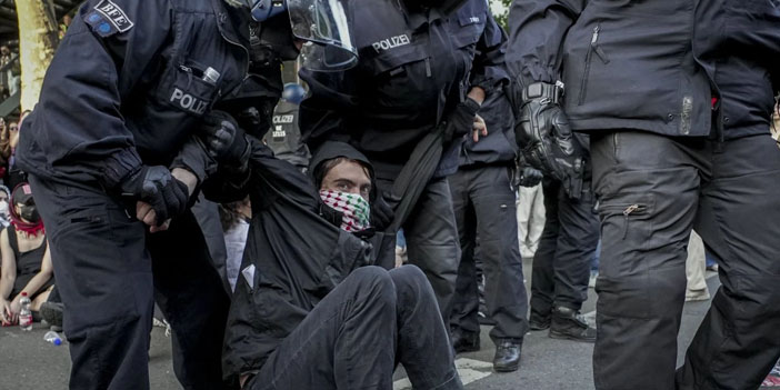 Avrupa’nın göbeğinde korkunç görüntüler: Berlin’de Filistin’e destek eylemine polis sert müdahalesi