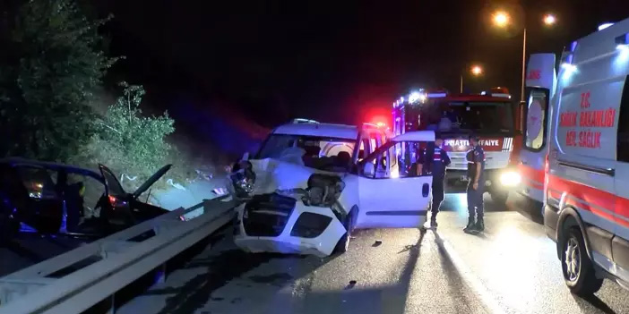 Eyüpsultan'da gece yarısı feci kaza: Sürücü kaçtı, 1’i ağır 2 yaralı