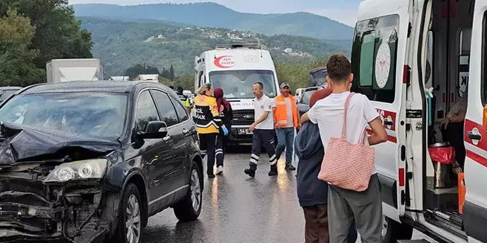 Sakarya’da TEM Otoyolu’nda 10 araç zincirleme kazaya karıştı: 10 yaralı