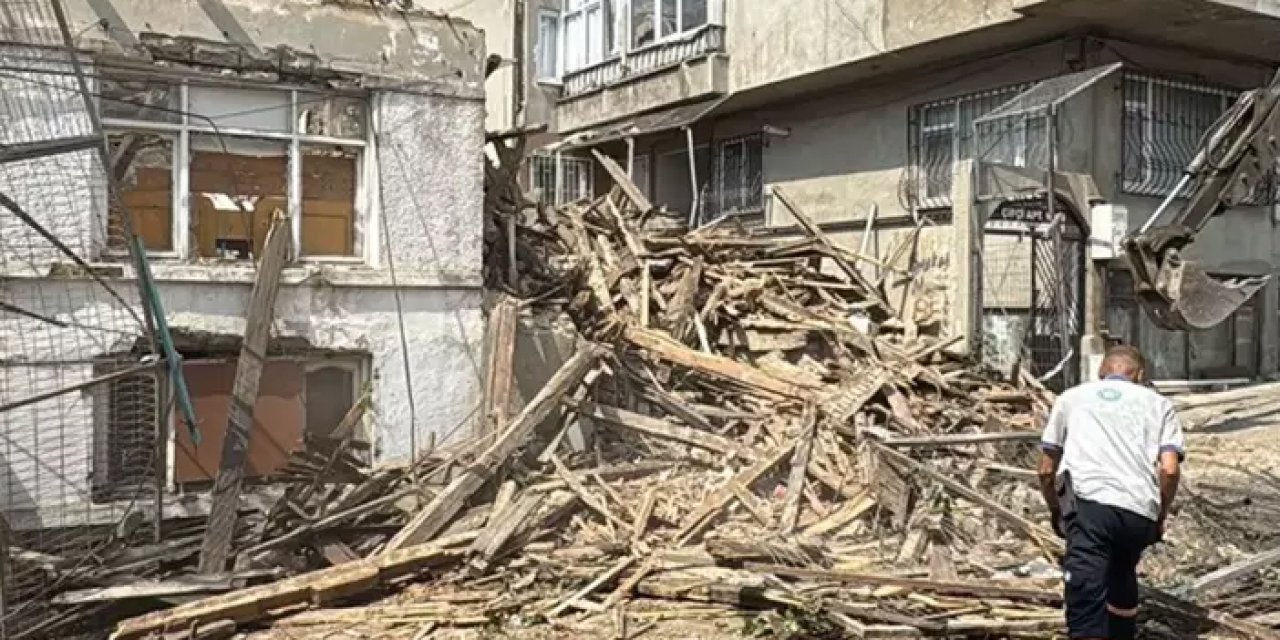 Çökme riski taşıyan metruk bina kontrollü yıkıldı!