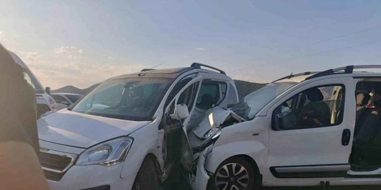 Bingöl’de Ticari Araçlar Çarpıştı: 11 Kişi Yaralandı