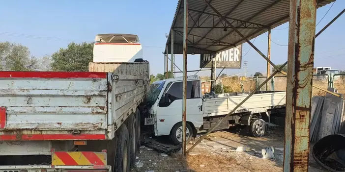 Lastiği patlayan kamyonet, fabrika bahçesindeki TIR’a çarptı: 2 yaralı