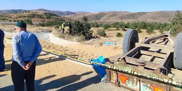 Sivas'ta buğday yüklü traktör devrildi: 2 kardeş hayatını kaybetti
