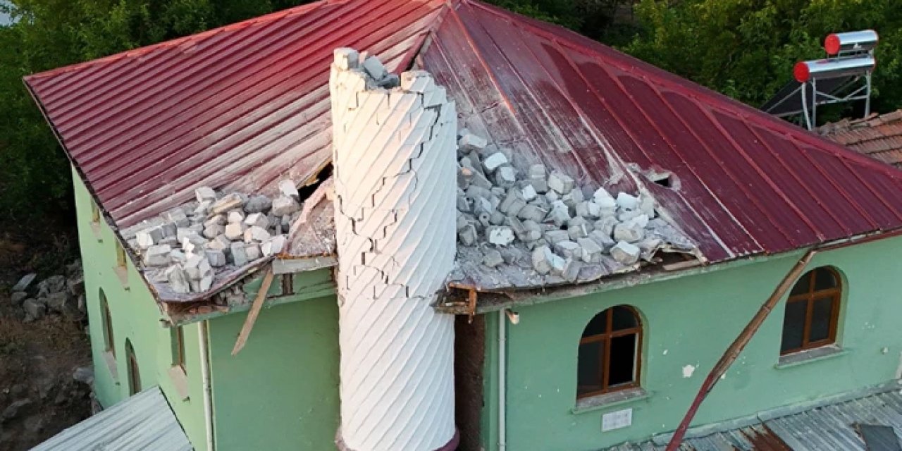 Balıkesir'de korkunç deprem: Caminin minaresi yıkıldı