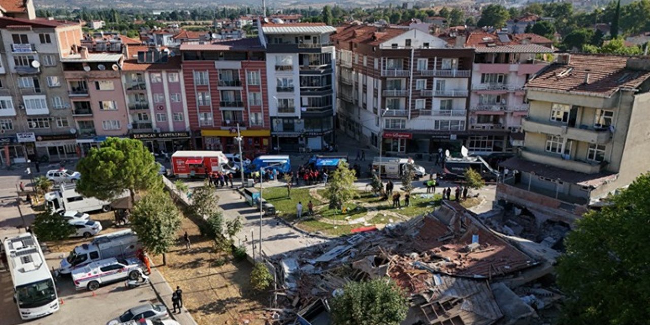 Dünkü depremde yıkılan binanın müteahhidi gözaltında