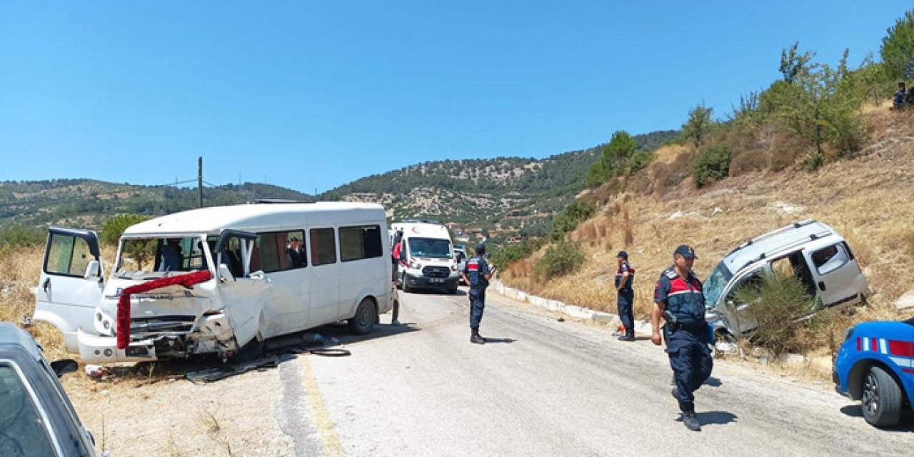 Aydın’da İşçi Minibüsü ile Hafif Ticari Araç Çarpıştı: 3’ü Ağır 14 Yaralı