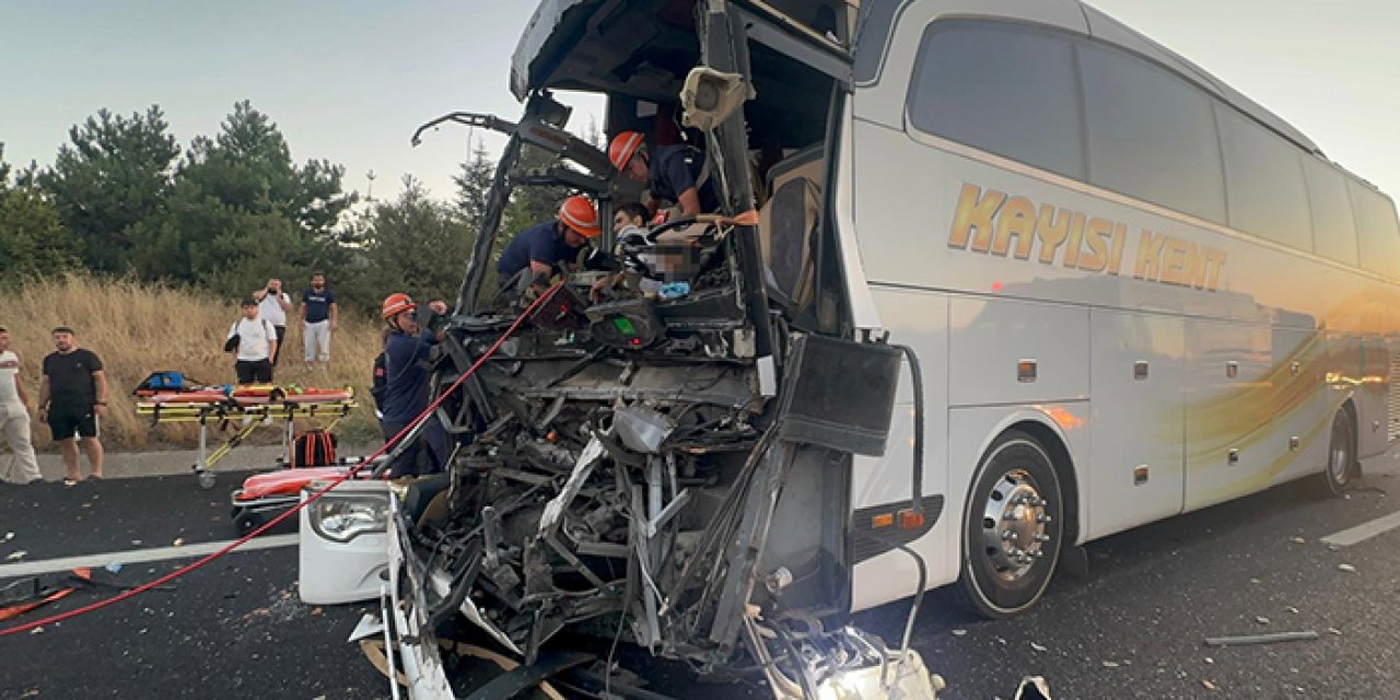 Bolu’da yolcu otobüsü kamyona çarptı: Şoför öldü, 10 yaralı