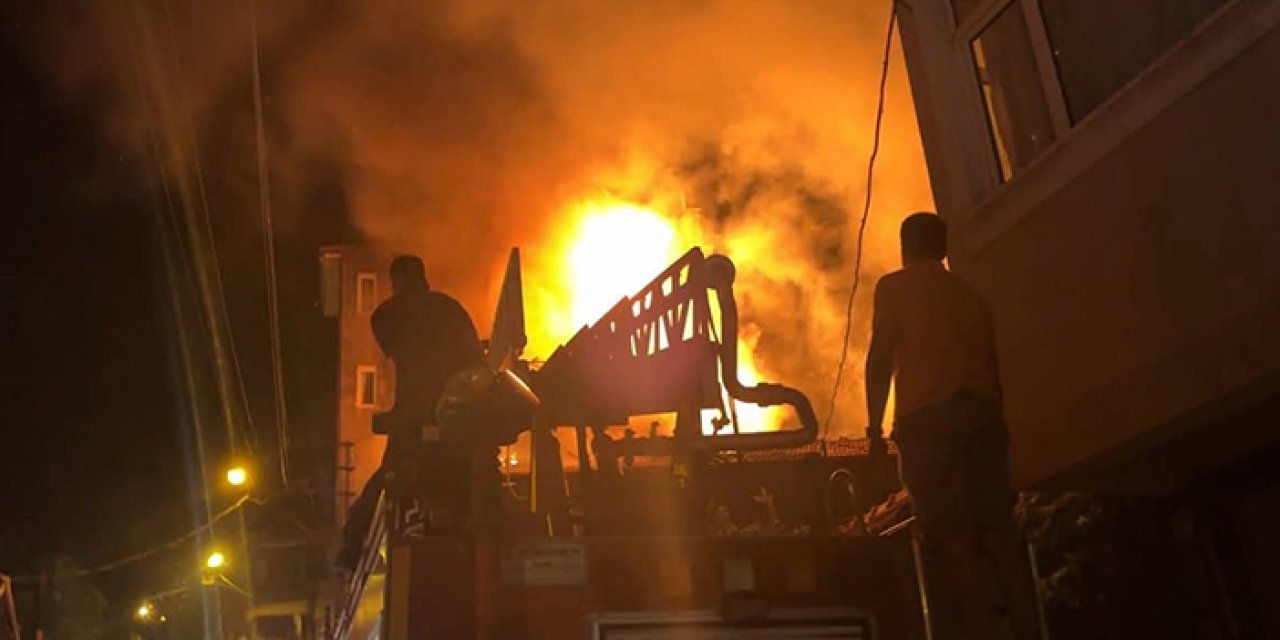 Balıkesir’de gece yangını: 2 ev kül oldu