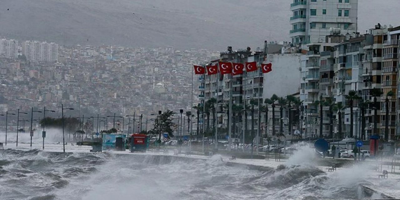 İzmir Valiliği ilçe ilçe uyardı: 3 günlük fırtına deniz ulaşımını ve trafiği felç edebilir