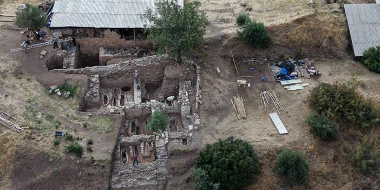 Sardes’te 2 bin 800 yıllık Lidya sarayı gün yüzüne çıkarıldı