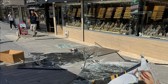İstanbul fırtınaya teslim: Tekne alabora, ağaçlar devrildi