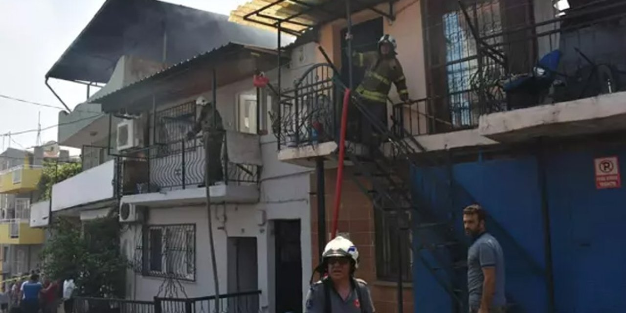 İzmir’de hurda deposu alev aldı: Yangın 4 eve sıçradı