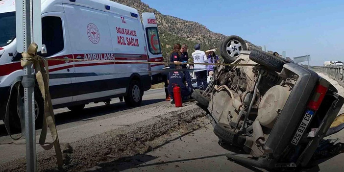Denizli’de otomobil refüje çarpıp takla attı: 4 yaralı