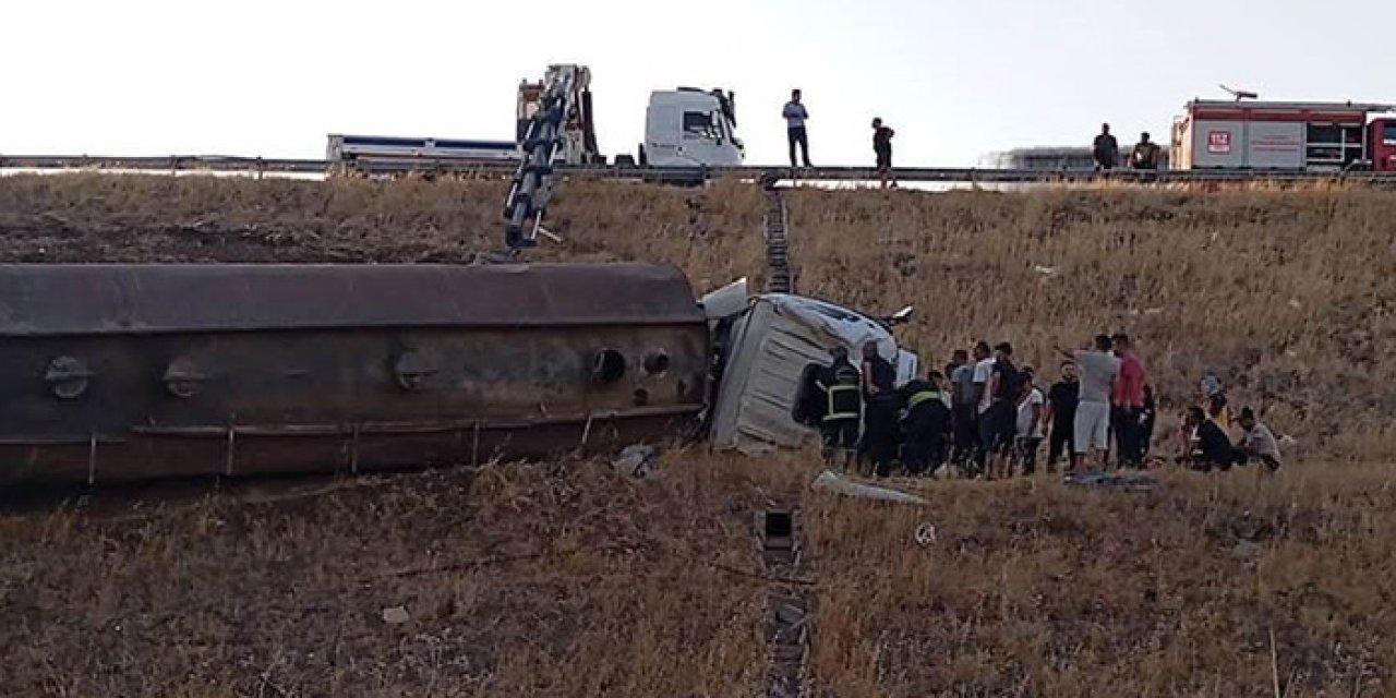 Tanker şarampole devrildi: Sürücü yaralandı