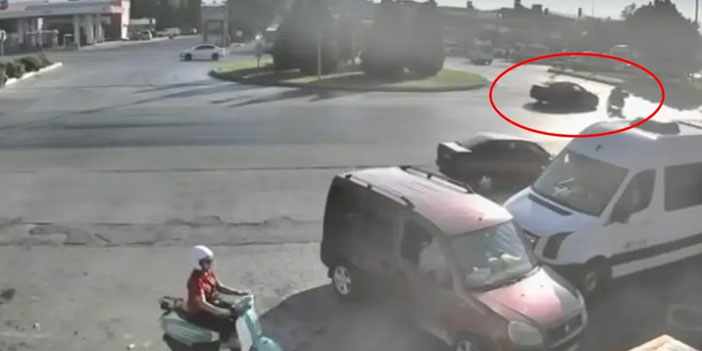 Otomobil çarpınca motosiklet sürücüsü metrelerce sürüklendi