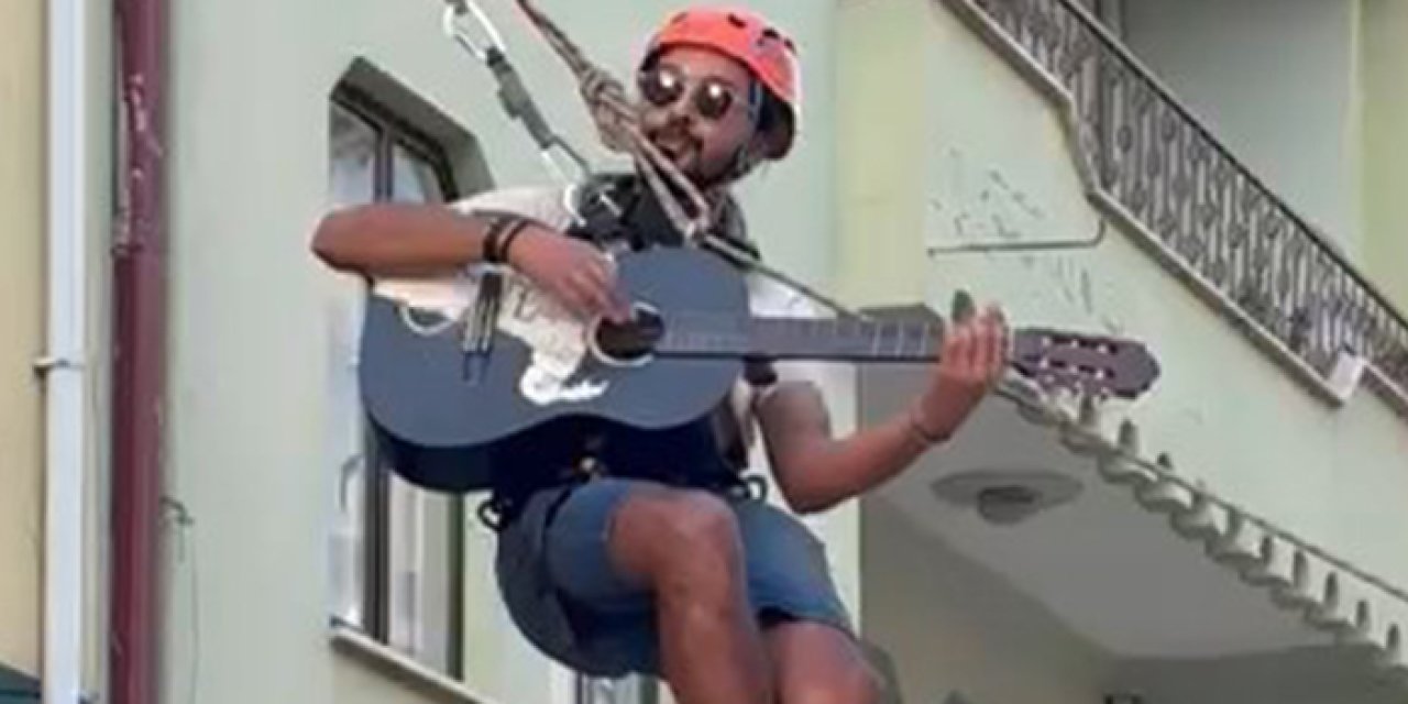 Bursa’da taşınmaya farklı yorum: Gitarla eve veda etti