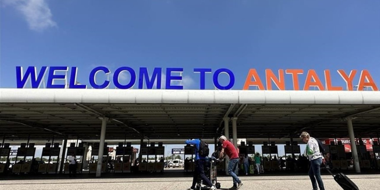 Antalya Havalimanı’nda tek günde 230 bin yolcu ile tarihi rekor