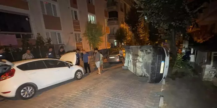 Alkollü sürücü dehşeti: Park halindeki iki araca çarpıp yan döndü
