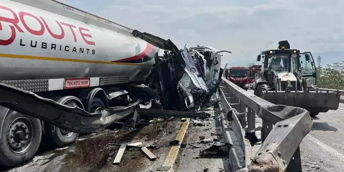 Körfez'de feci kaza : Tanker bariyerlere çakıldı