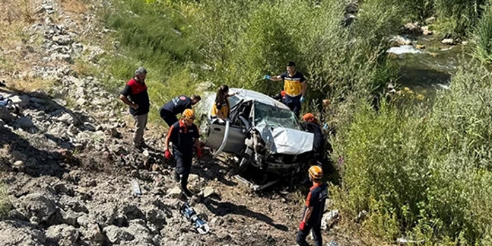Sivas'ta akılalmaz kaza: Otomobil takla atarak dere yatağına uçtu, 2 can gitti!