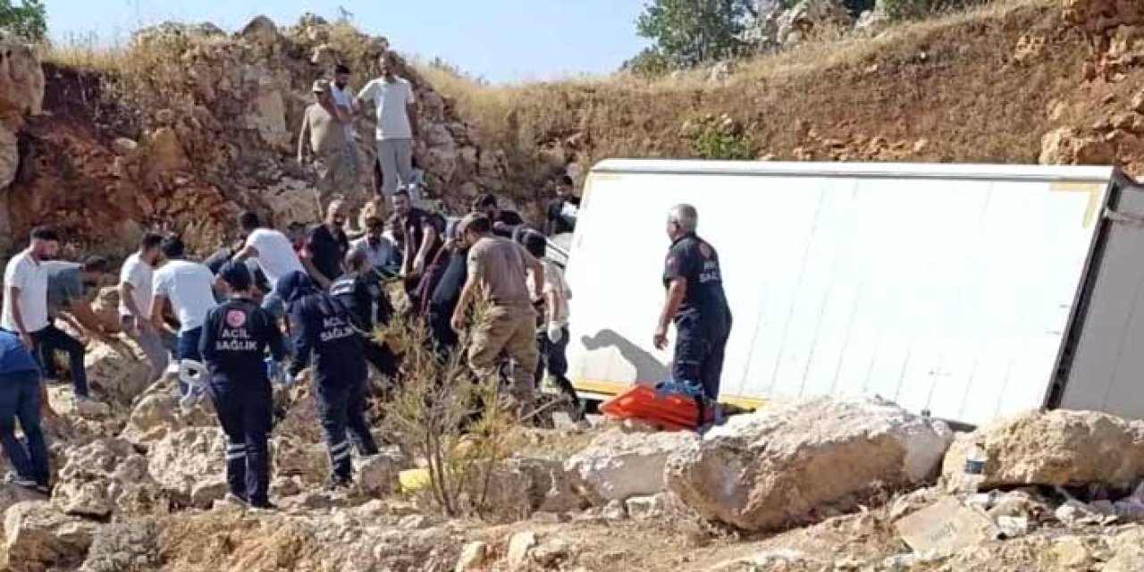 Diyarbakır'da Kamyonet Devriildi: 3 Yaralı