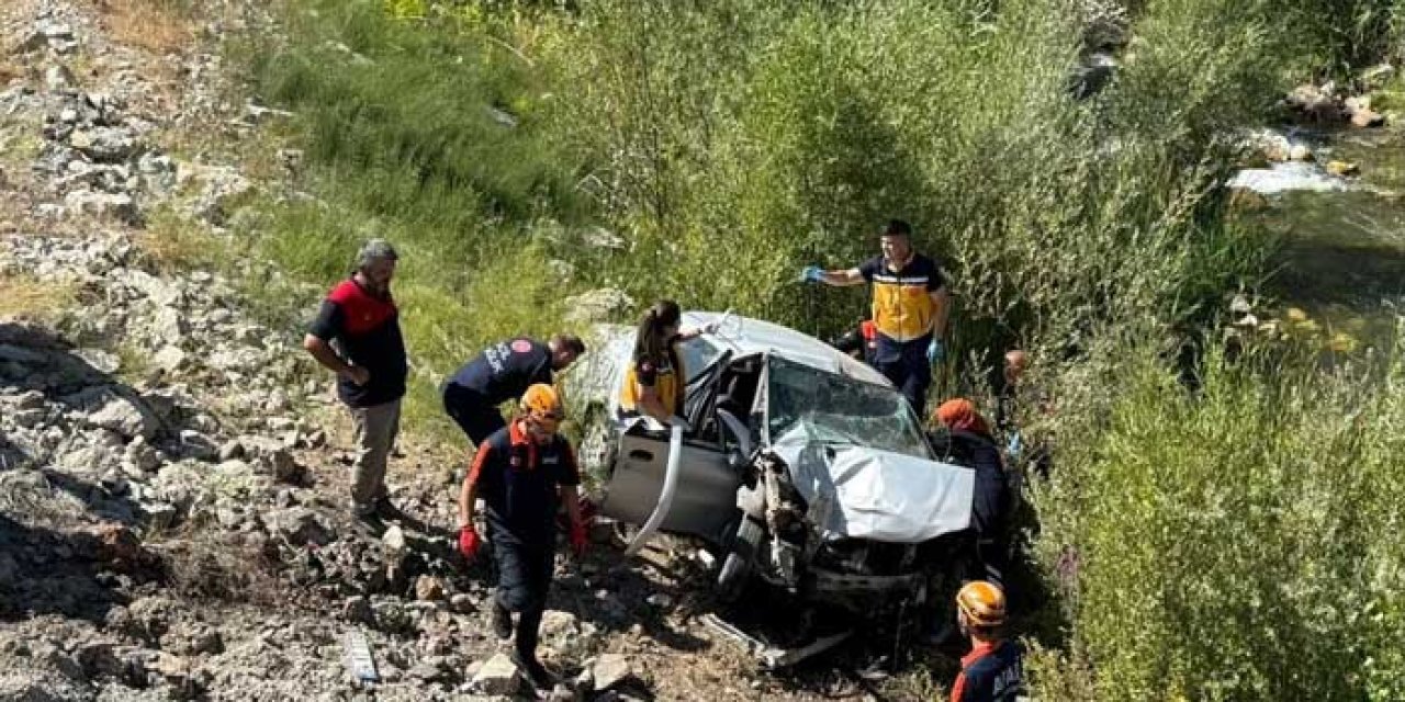 Otomobil dere yatağına uçtu: 2 ölü