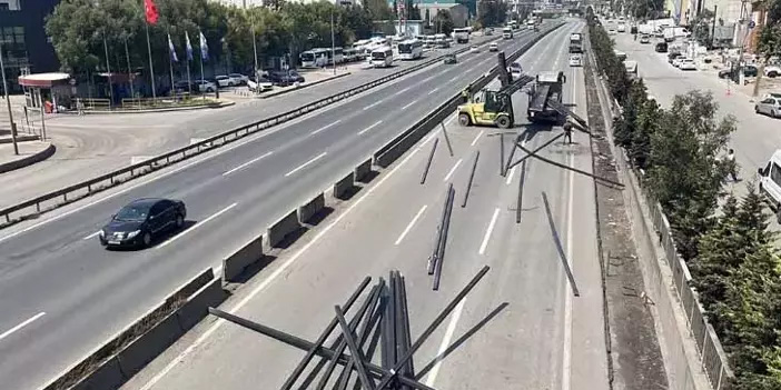 D-100'de büyük tehlike! Düşen tonlarca demir profil yolu kapattı