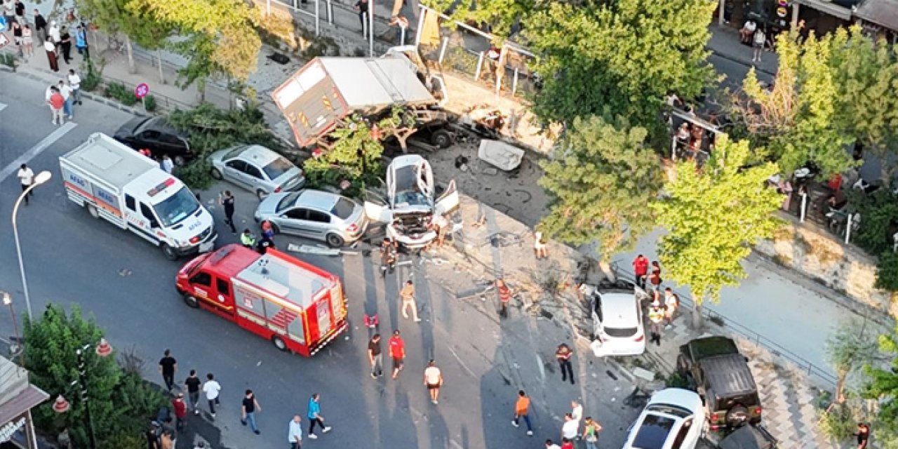Freni boşalan kamyon 10 araca çarptı: 6 yaralı