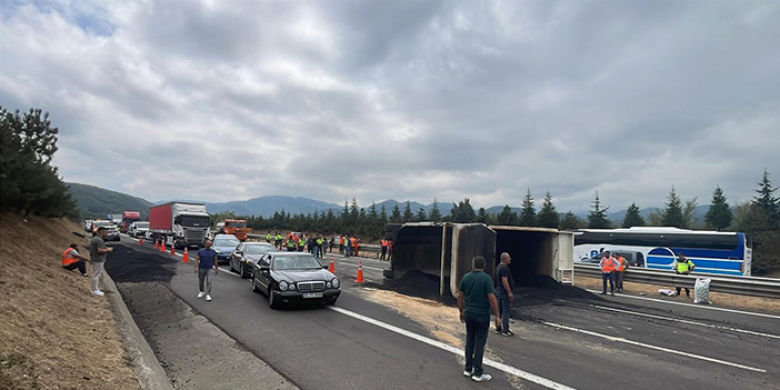 Bolu Dağı Tüneli’nde asfalt yüklü kamyon devrildi, İstanbul yönü trafiğe kapandı