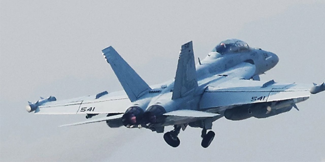 Savaş uçağı: okyanusa düştü: Pilot son anda kurtuldu