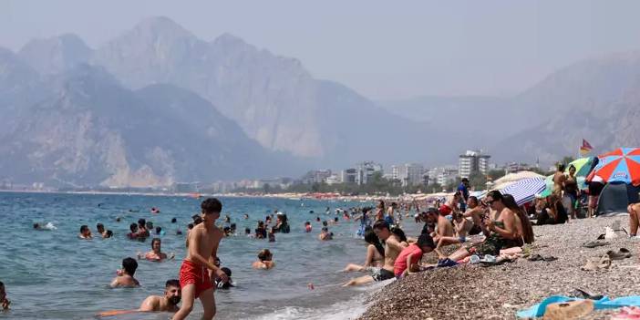 Antalya’da denize girenler dikkat: Su sıcaklığı cilt sorunlarını artırıyor