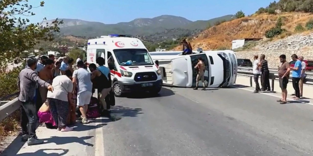 Turistleri taşıyan midibüs devrildi: 7 yaralı