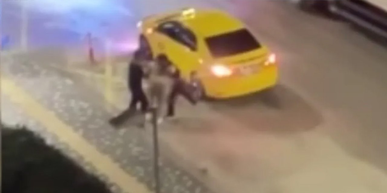 Korku dolu anlar: Kadına yumrukla, arkadaşına bıçakla saldırdı!