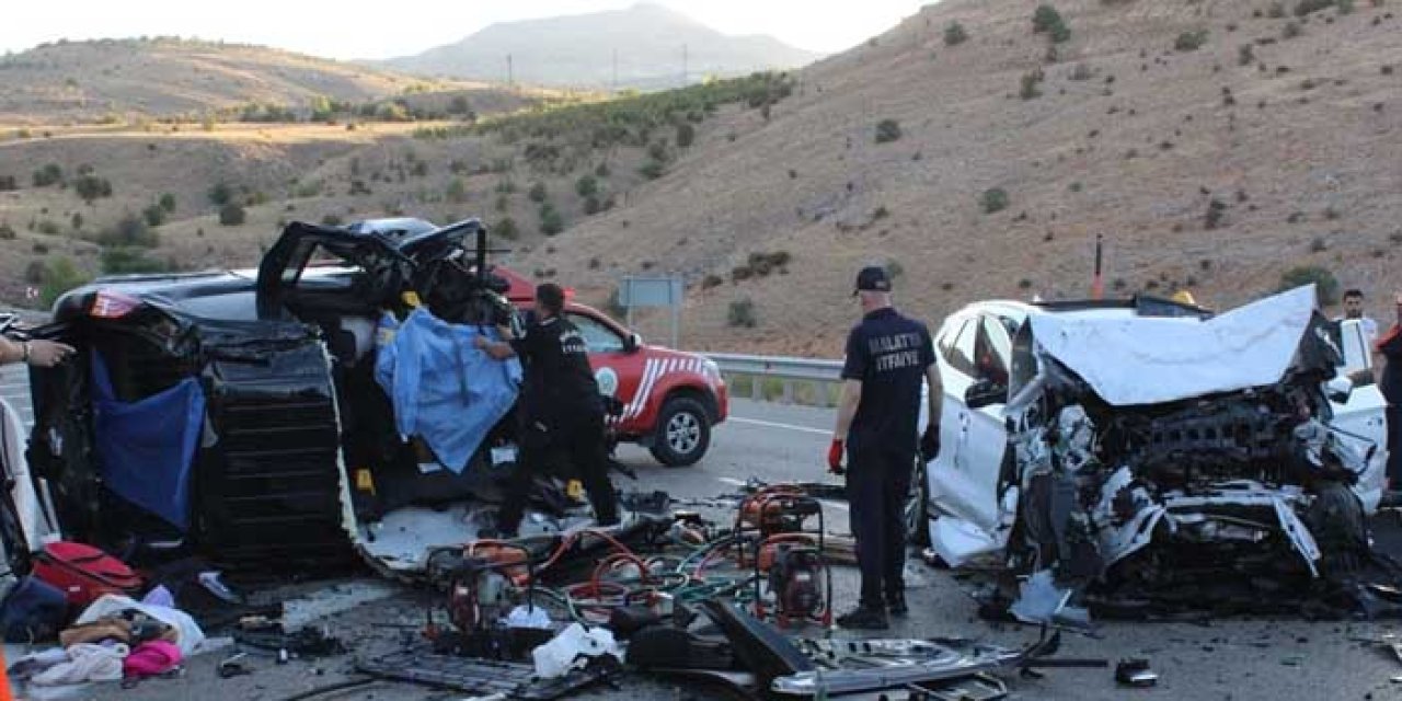 Hafif ticari araç ile otomobil çarpıştı: 4 ölü, 2 yaralı