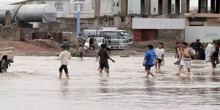 Yemen’i vuran selde çocuklar hayatını kaybetti