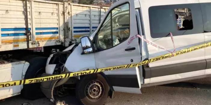 Mersin’de yurt minibüsü tıra çarptı: 2 ölü, 10 yaralı